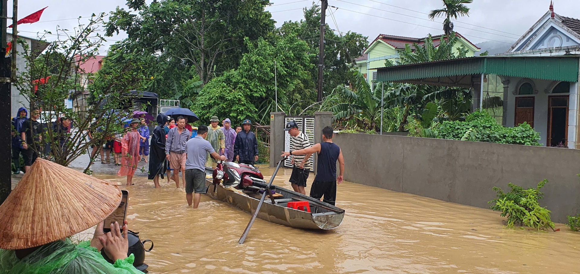 Nhà ngập tới nóc, người dân Nghệ An xuyên đêm chạy lũ- Ảnh 9.