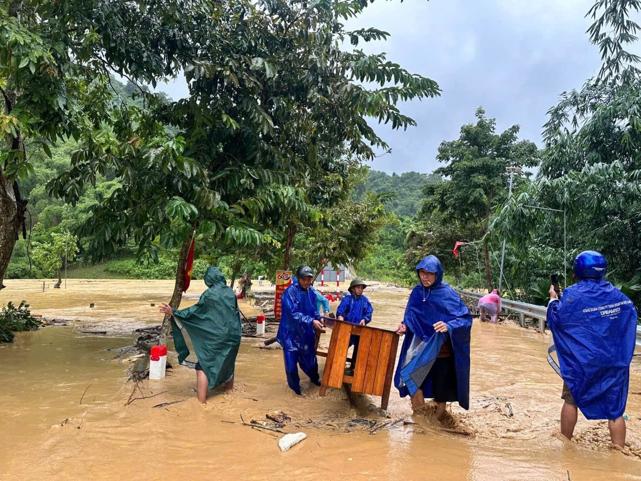 Nhà ngập tới nóc, người dân Nghệ An xuyên đêm chạy lũ- Ảnh 16.