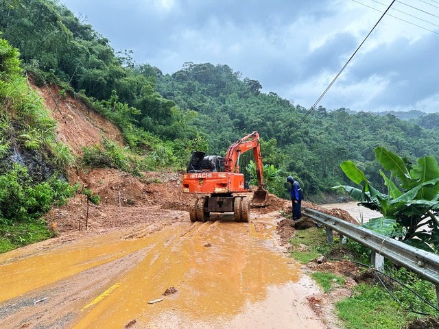 Bão số 10 gây sạt lở hàng nghìn mét khối đất đá, hàng vạn cây gãy đổ- Ảnh 2. Bão số 10 gây sạt lở hàng nghìn mét khối đất đá, hàng vạn cây gãy đổ- Ảnh 2.