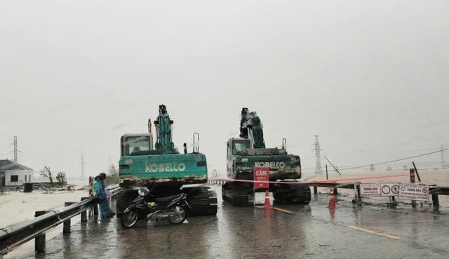 Bão số 10 gây sạt lở hàng nghìn mét khối đất đá, hàng vạn cây gãy đổ- Ảnh 3. Bão số 10 gây sạt lở hàng nghìn mét khối đất đá, hàng vạn cây gãy đổ- Ảnh 3.