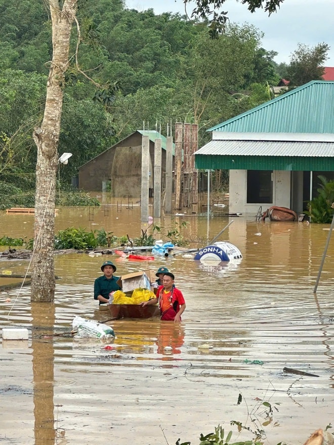 Nhà ngập tới nóc, người dân Nghệ An xuyên đêm chạy lũ- Ảnh 12.