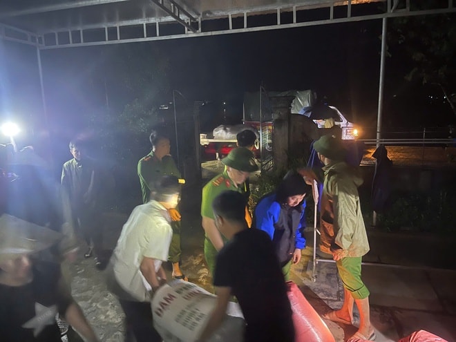 Nhà ngập tới nóc, người dân Nghệ An xuyên đêm chạy lũ- Ảnh 5.