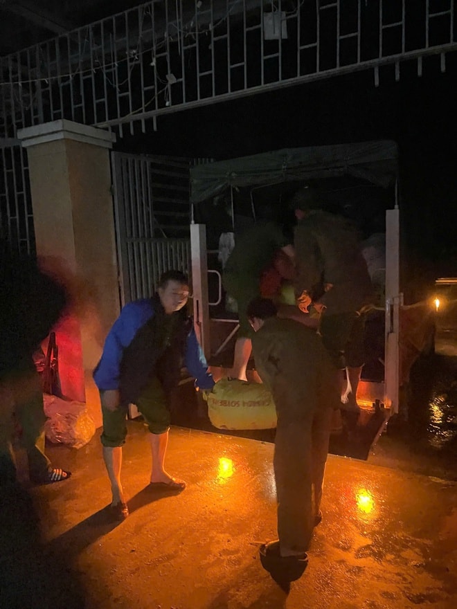 Nhà ngập tới nóc, người dân Nghệ An xuyên đêm chạy lũ- Ảnh 6.