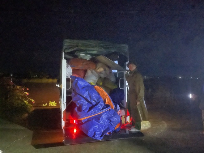 Nhà ngập tới nóc, người dân Nghệ An xuyên đêm chạy lũ- Ảnh 4.