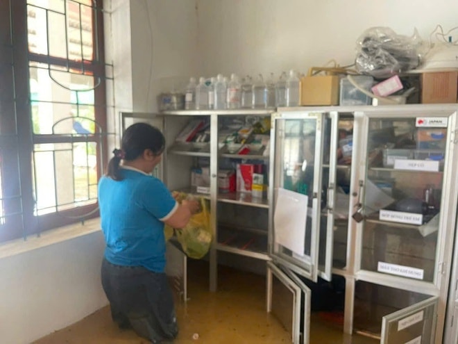 Nhà ngập tới nóc, người dân Nghệ An xuyên đêm chạy lũ- Ảnh 14.