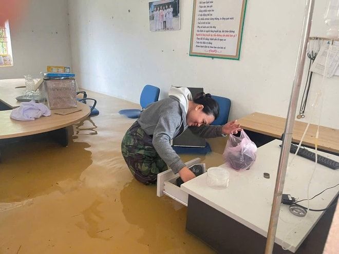 Nhà ngập tới nóc, người dân Nghệ An xuyên đêm chạy lũ- Ảnh 13.