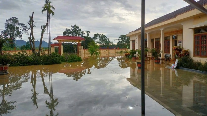 Nhà ngập tới nóc, người dân Nghệ An xuyên đêm chạy lũ- Ảnh 11.