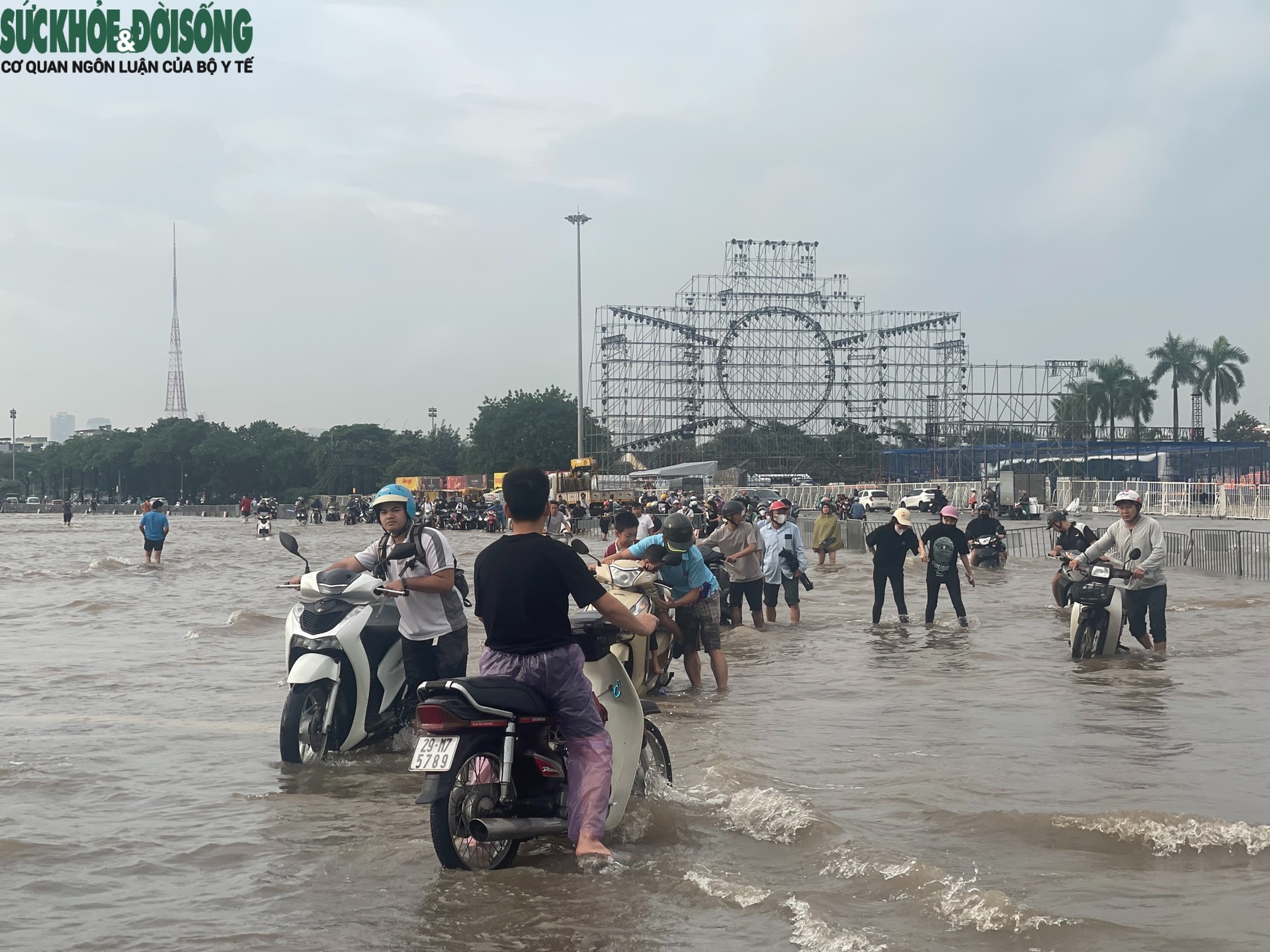 Hà Nội sau mưa lớn, người dân bì bõm giữa 'biển nước' trong giờ cao điểm - Ảnh 1.