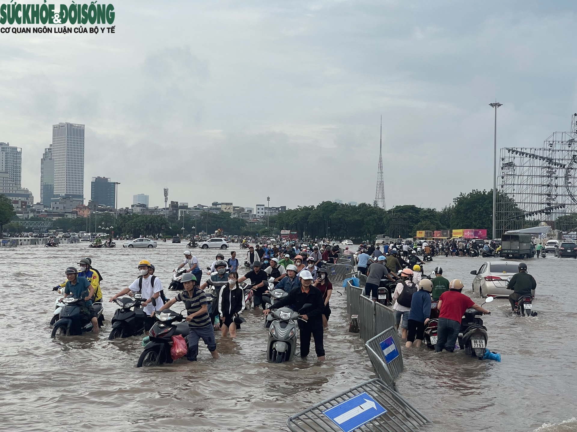 Hà Nội sau mưa lớn, người dân bì bõm giữa 'biển nước' trong giờ cao điểm - Ảnh 2.