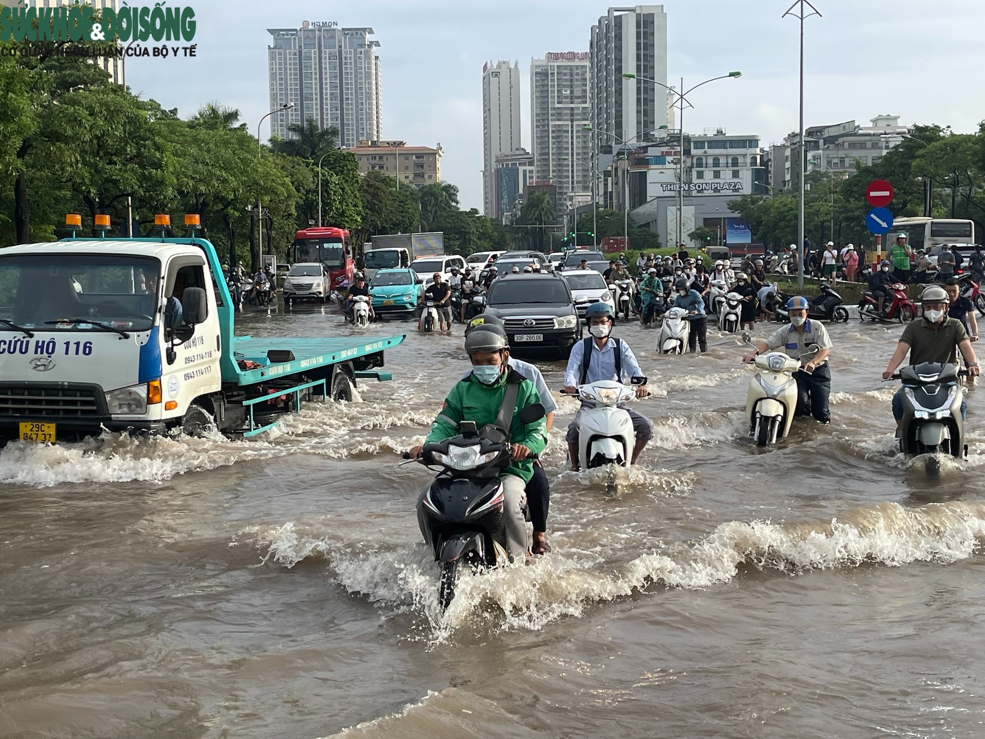 Hà Nội sau mưa lớn, người dân bì bõm giữa 'biển nước' trong giờ cao điểm - Ảnh 3.