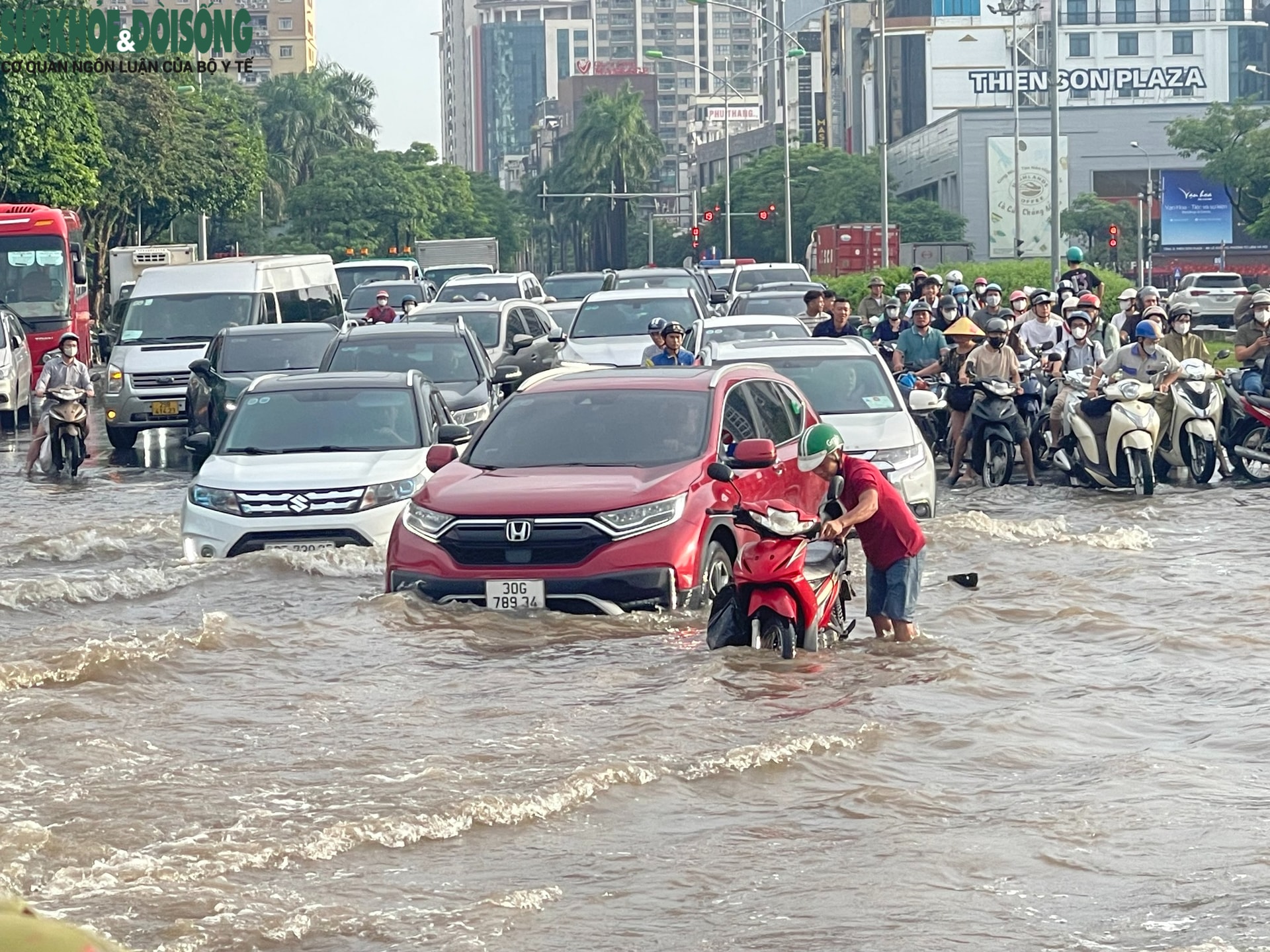 Hà Nội sau mưa lớn, người dân bì bõm giữa 'biển nước' trong giờ cao điểm - Ảnh 4.