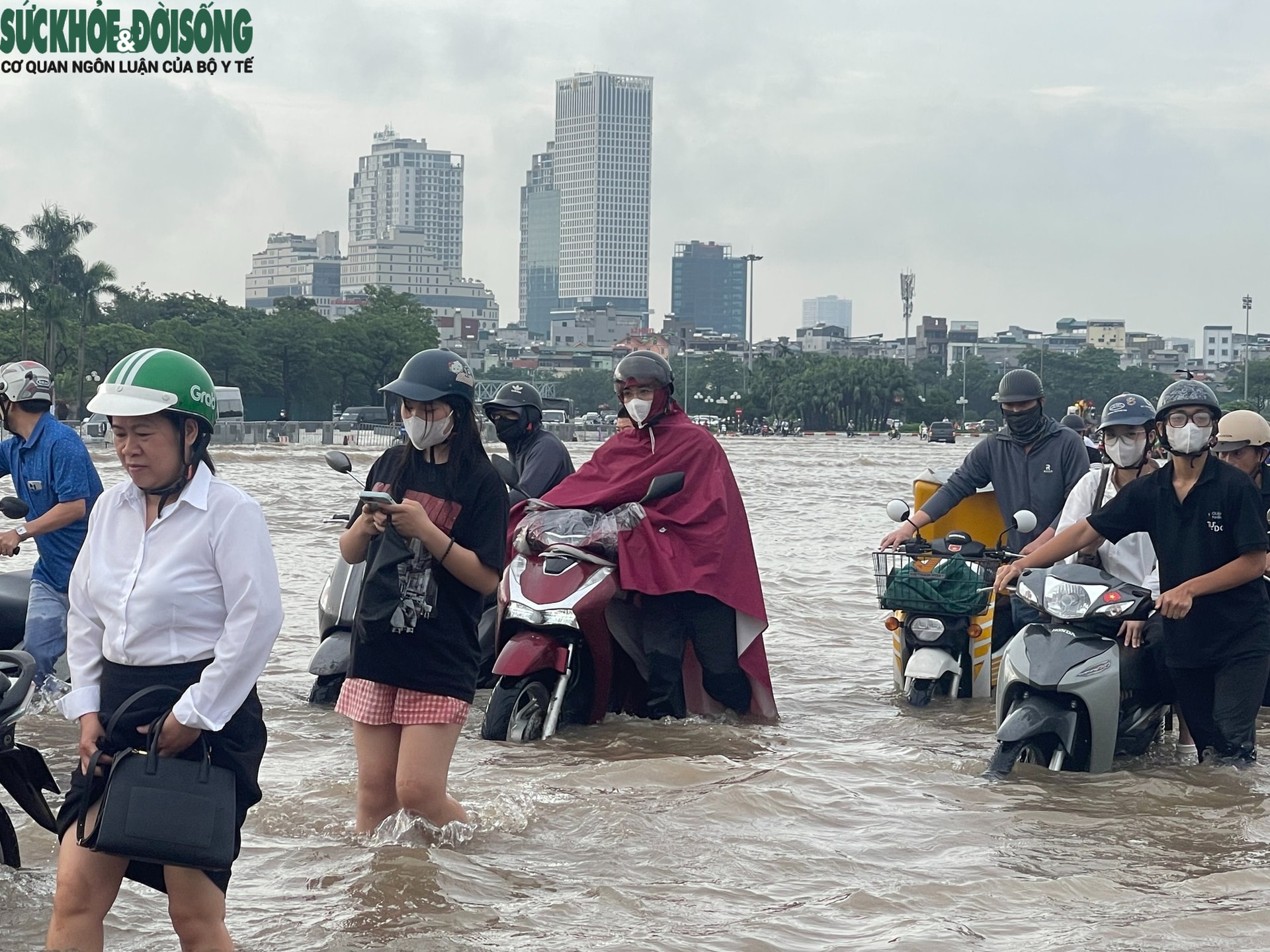 Hà Nội sau mưa lớn, người dân bì bõm giữa 'biển nước' trong giờ cao điểm - Ảnh 5.