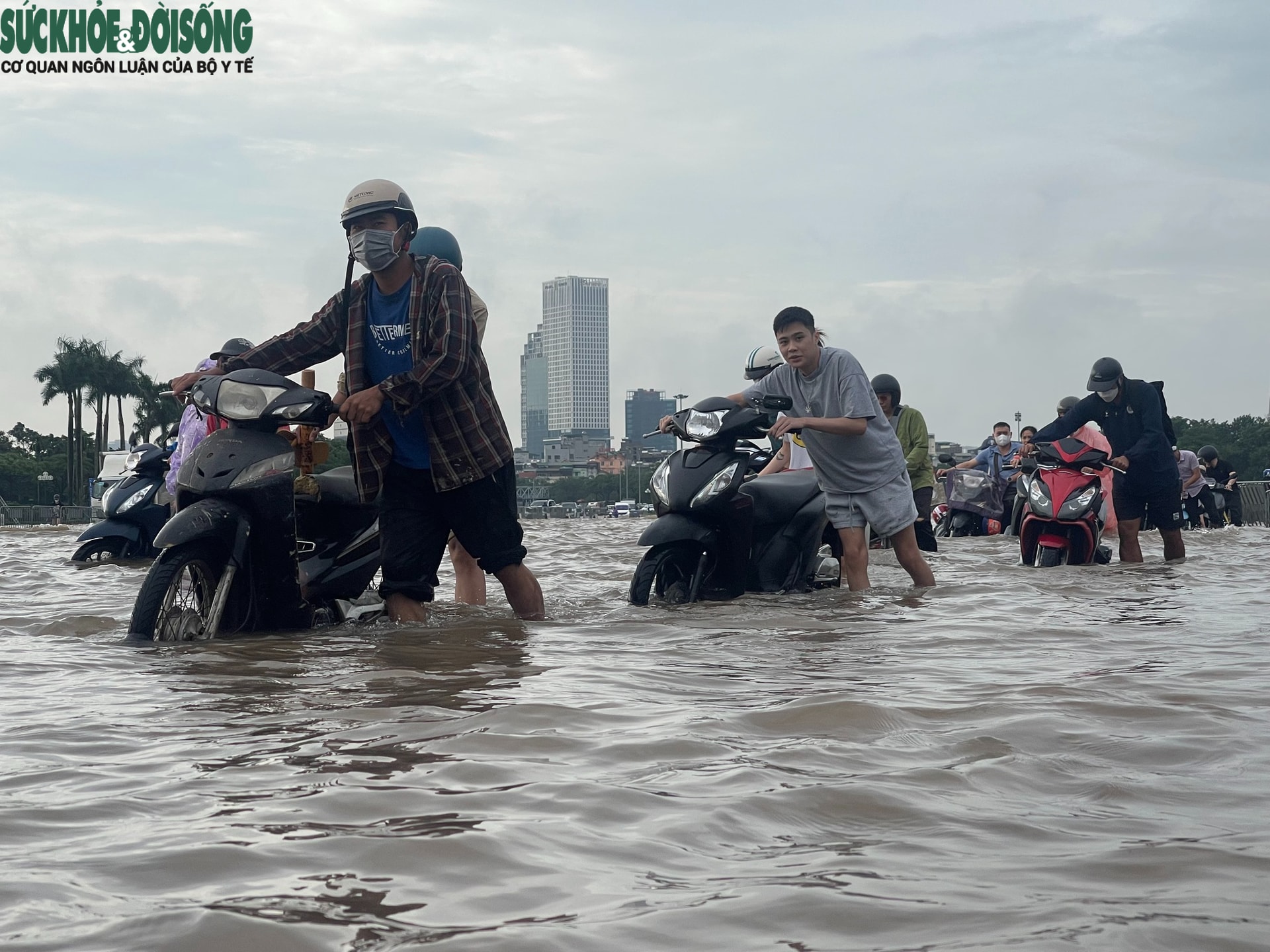 Hà Nội sau mưa lớn, người dân bì bõm giữa 'biển nước' trong giờ cao điểm - Ảnh 6.
