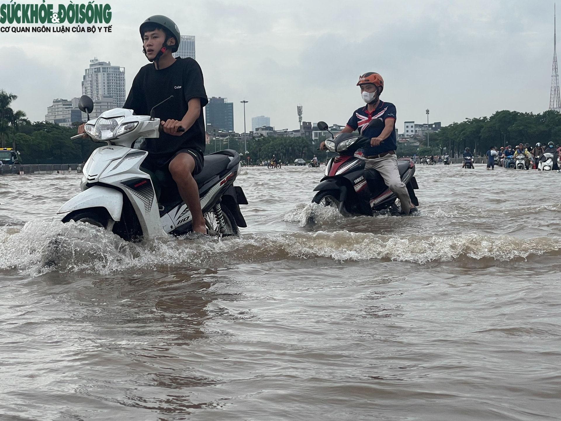 Hà Nội sau mưa lớn, người dân bì bõm giữa 'biển nước' trong giờ cao điểm - Ảnh 7.