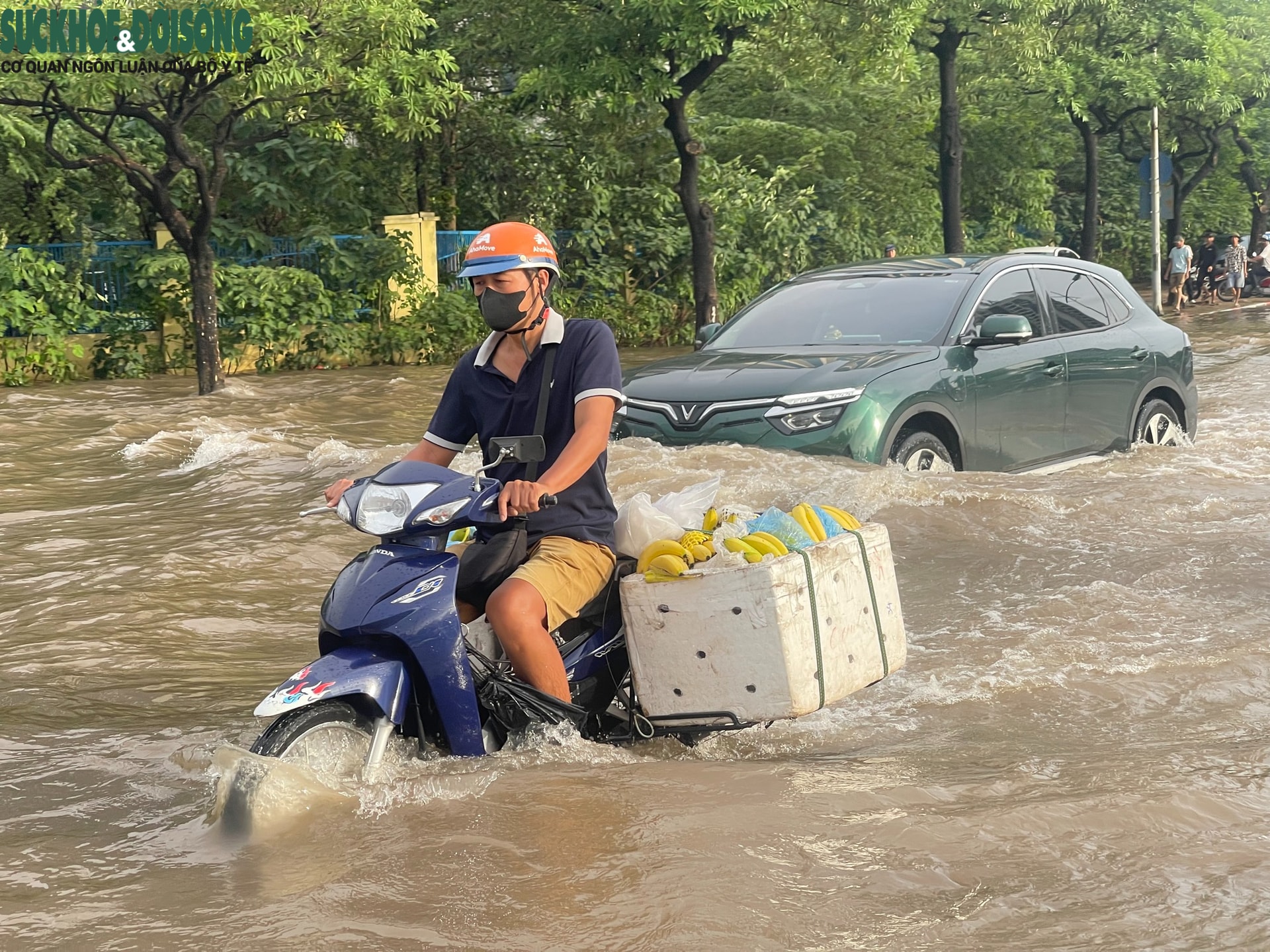 Hà Nội sau mưa lớn, người dân bì bõm giữa 'biển nước' trong giờ cao điểm - Ảnh 8.