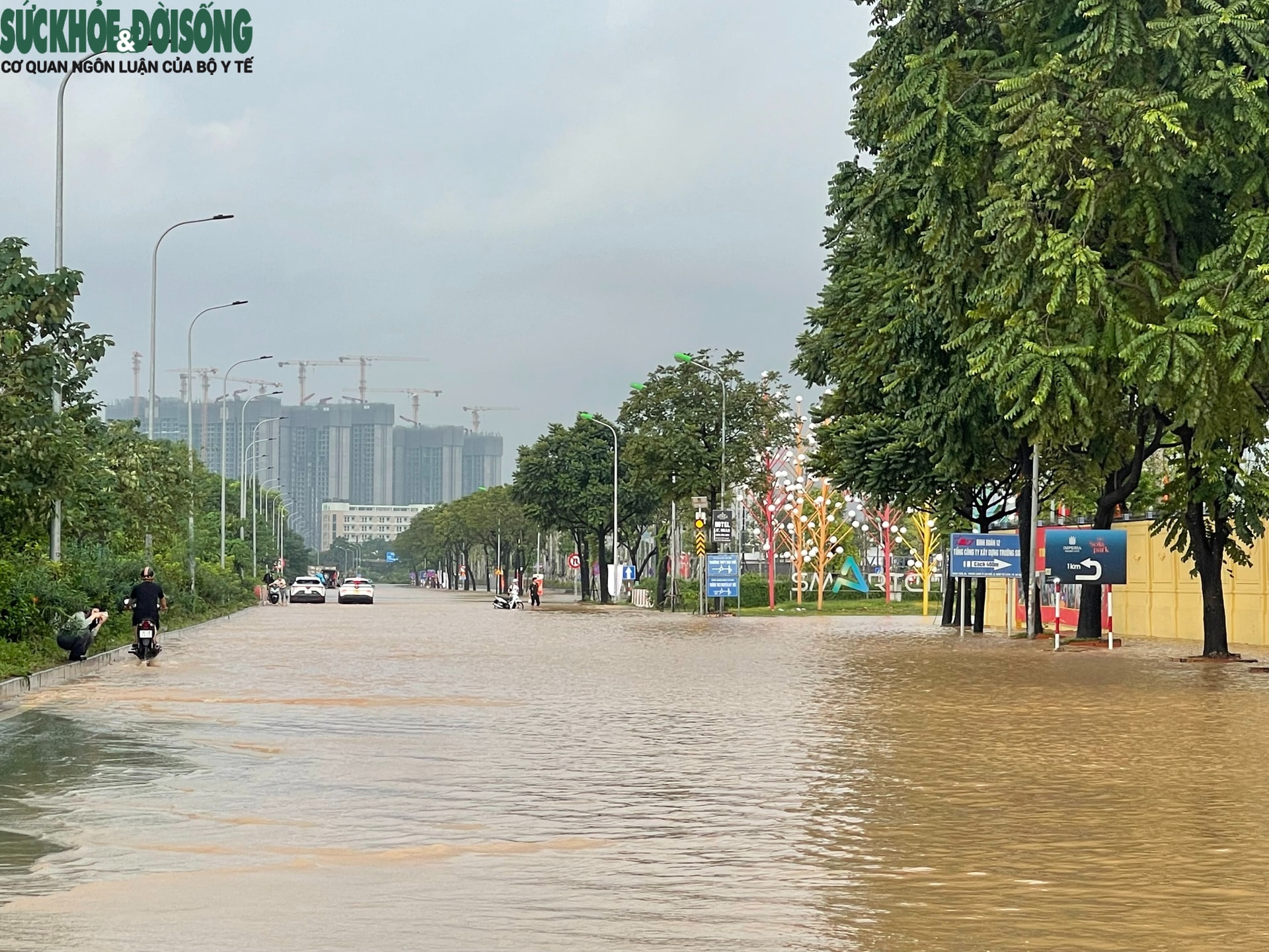 Hà Nội sau mưa lớn, người dân bì bõm giữa 'biển nước' trong giờ cao điểm - Ảnh 9.