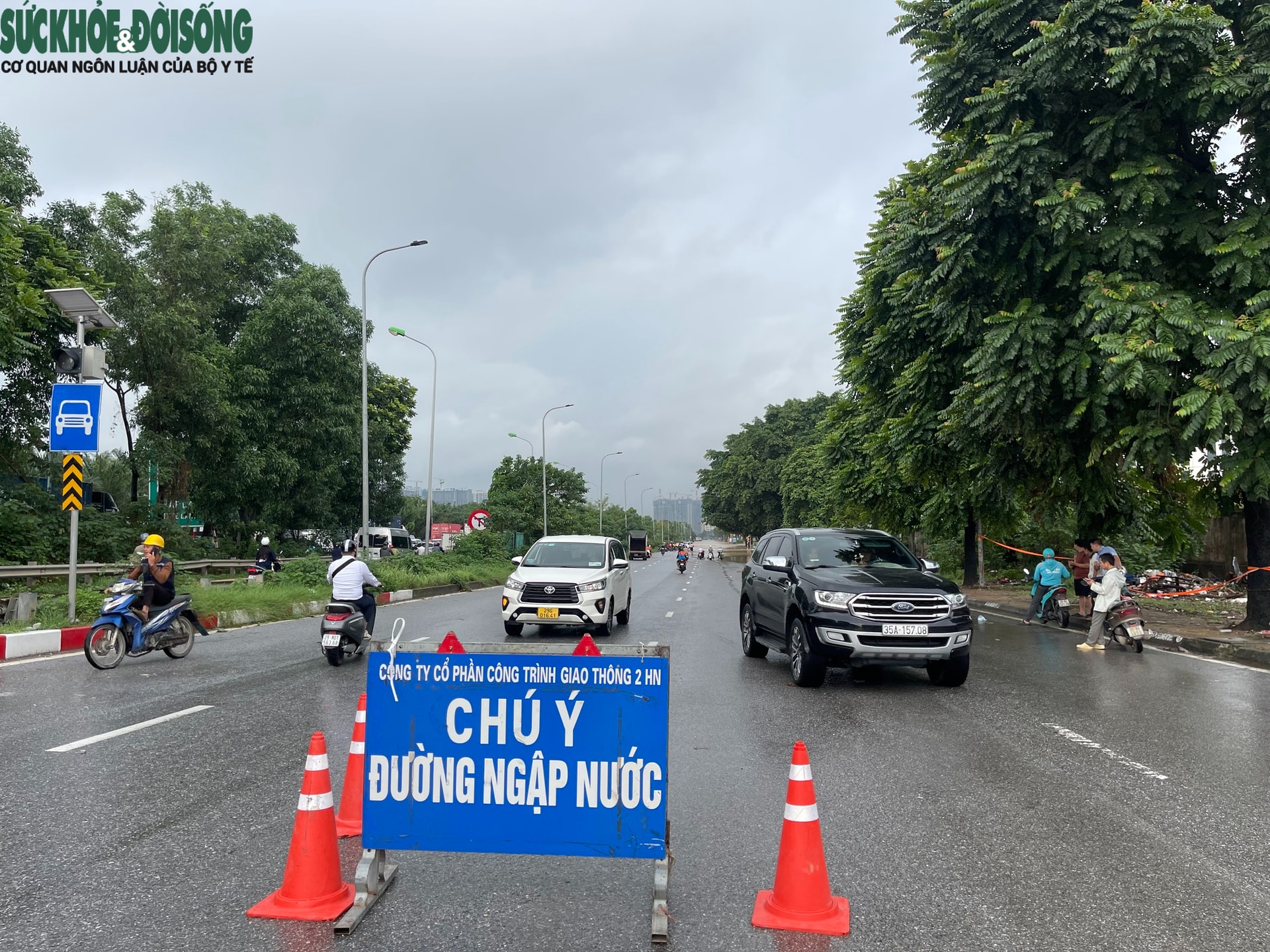 Hà Nội sau mưa lớn, người dân bì bõm giữa 'biển nước' trong giờ cao điểm - Ảnh 10.