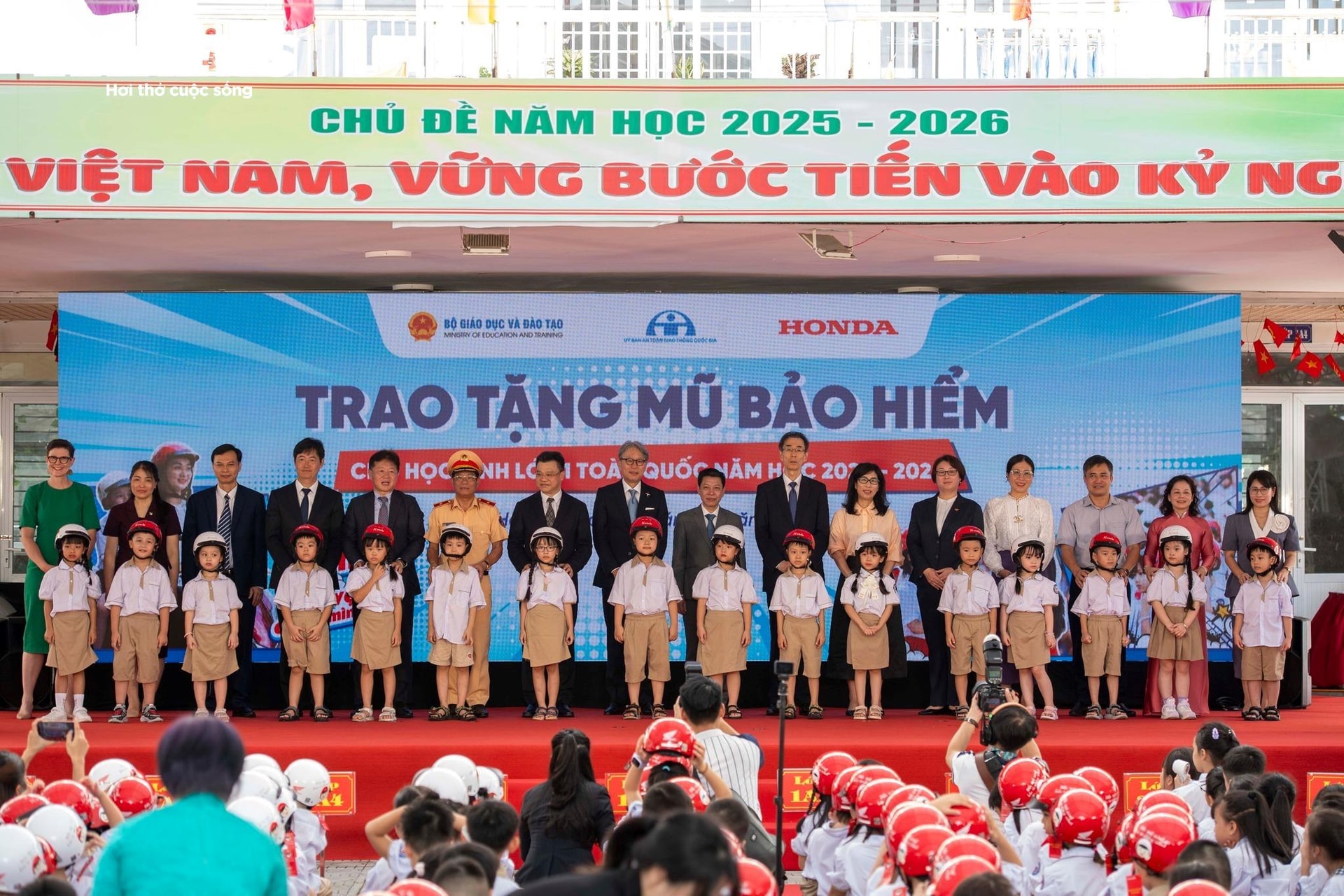 Chương trình trao tặng mũ bảo hiểm cho học sinh lớp 1 toàn quốc. (Ảnh: Sơn Phạm)