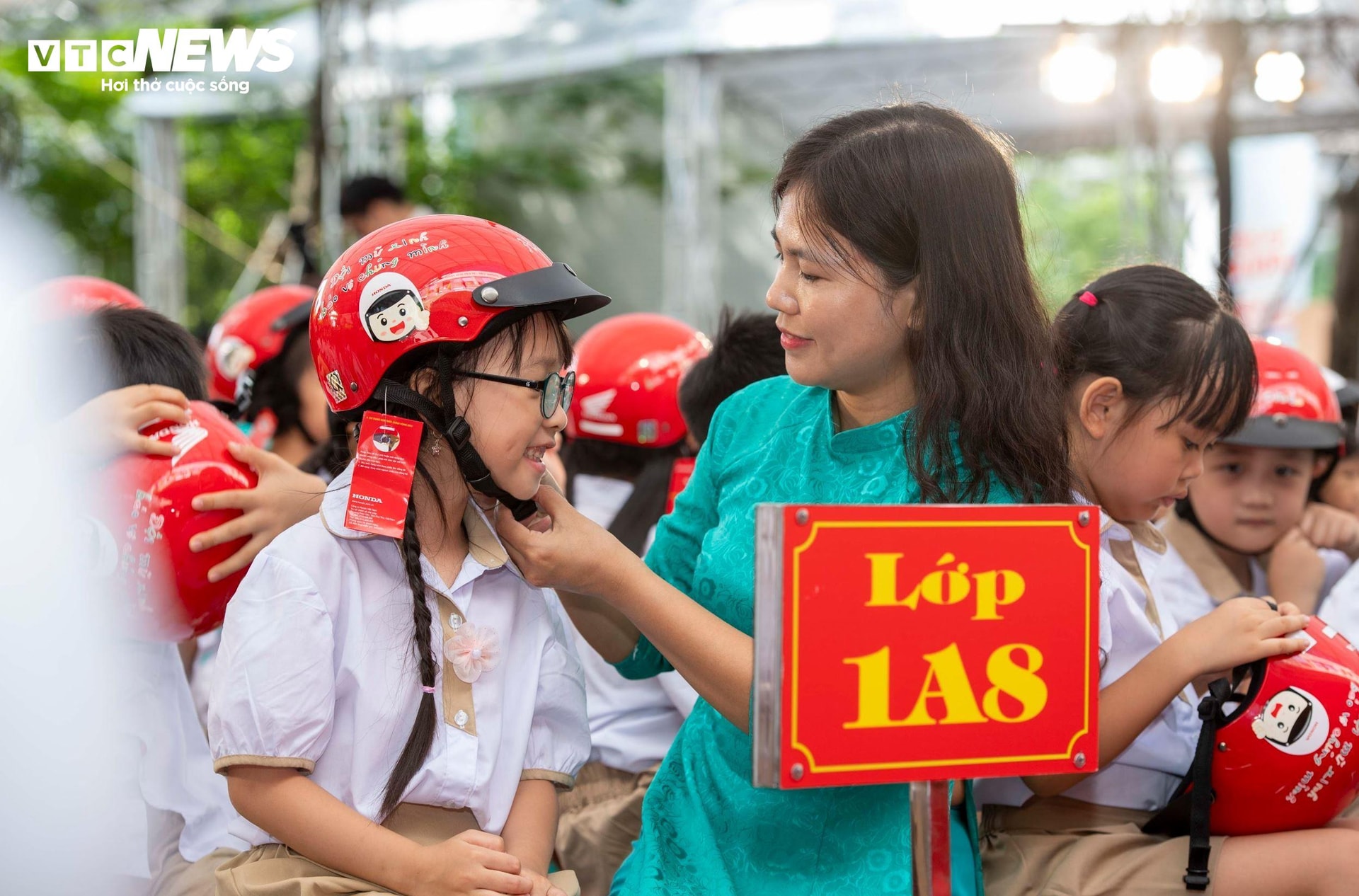 Tỷ lệ đội mũ bảo hiểm của học sinh cùng ý thức khi tham gia giao thông được nâng cao. (Ảnh: Sơn Phạm)