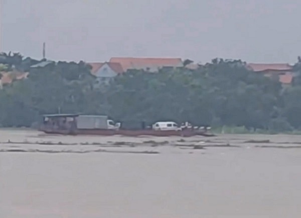 Chở khách qua sông khi nước lũ chảy mạnh, công ty vận tải đường thủy bị xử phạt- Ảnh 1.