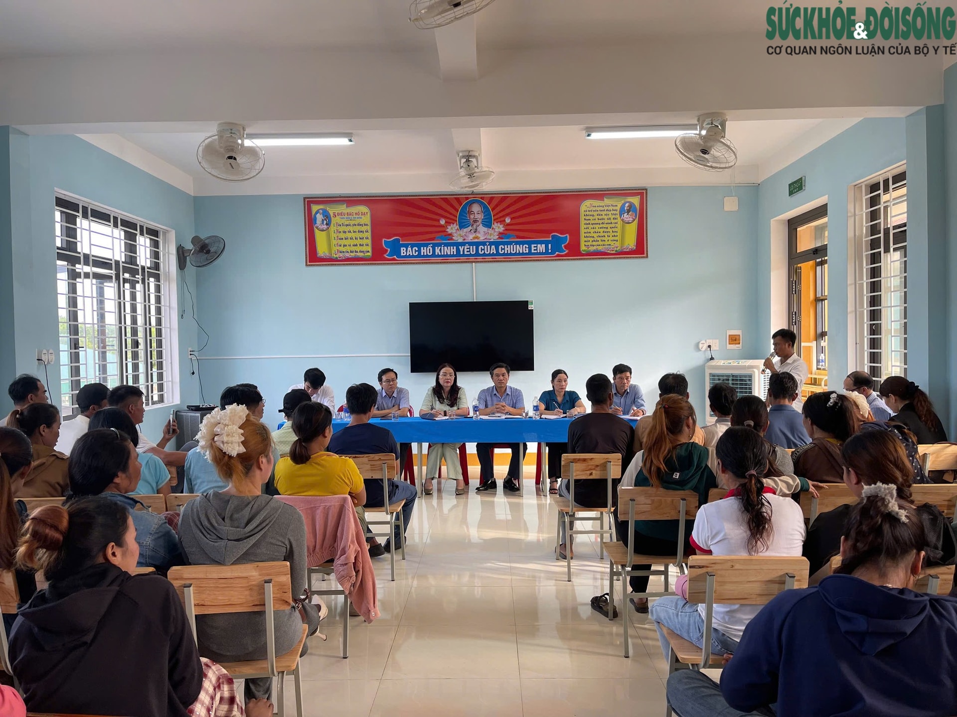 Vụ 40 học sinh nghi ngộ độc thực phẩm: Đề nghị đình chỉ Phó hiệu trưởng- Ảnh 1.