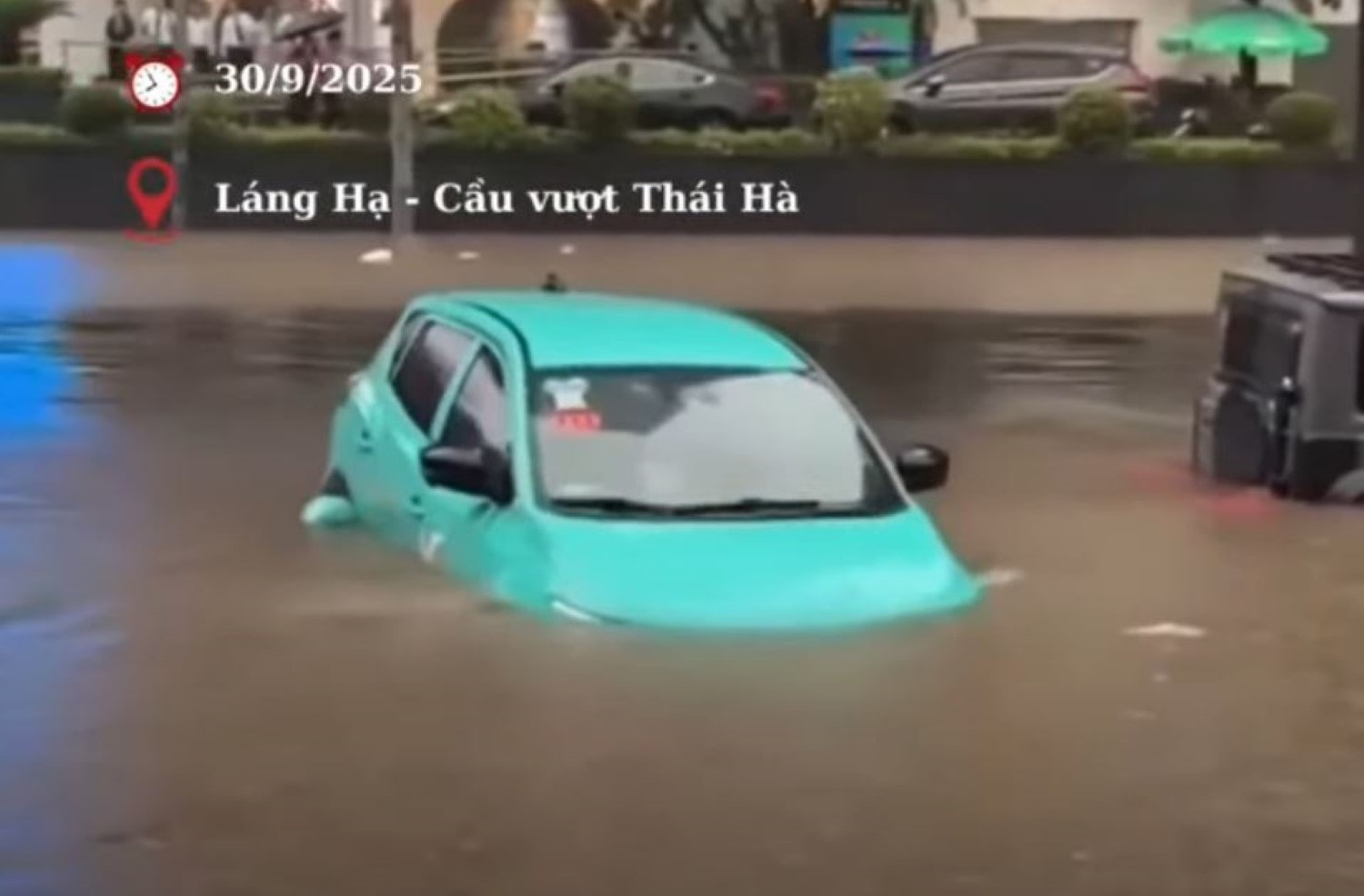 Một xe điện bị ngập nước do ảnh hưởng của cơn bão Bualoi. (Ảnh: VOV Giao thông)