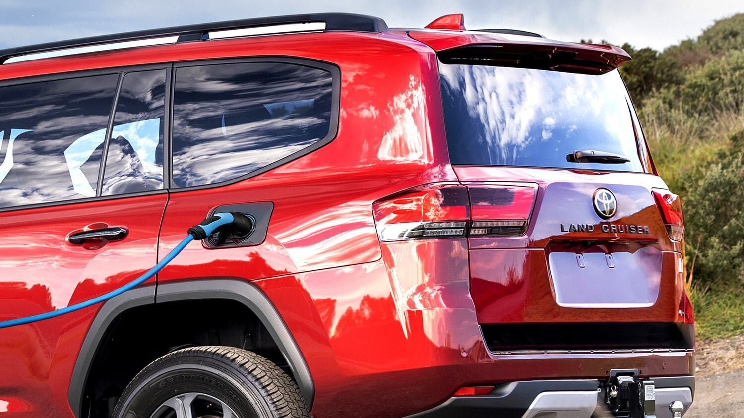 Rộ tin Toyota Land Cruiser sắp có thêm bản hybrid mới - 1