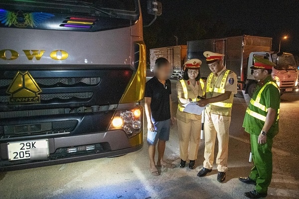 CSGT Hà Nội 'hóa trang' đón lõng xe quá tải trong đêm- Ảnh 1. CSGT Hà Nội 'hóa trang' đón lõng xe quá tải trong đêm- Ảnh 1.