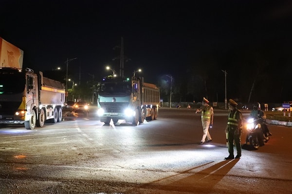 CSGT Hà Nội 'hóa trang' đón lõng xe quá tải trong đêm- Ảnh 2. CSGT Hà Nội 'hóa trang' đón lõng xe quá tải trong đêm- Ảnh 2.