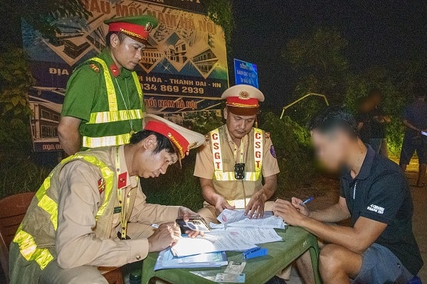 CSGT Hà Nội 'hóa trang' đón lõng xe quá tải trong đêm- Ảnh 3. CSGT Hà Nội 'hóa trang' đón lõng xe quá tải trong đêm- Ảnh 3.