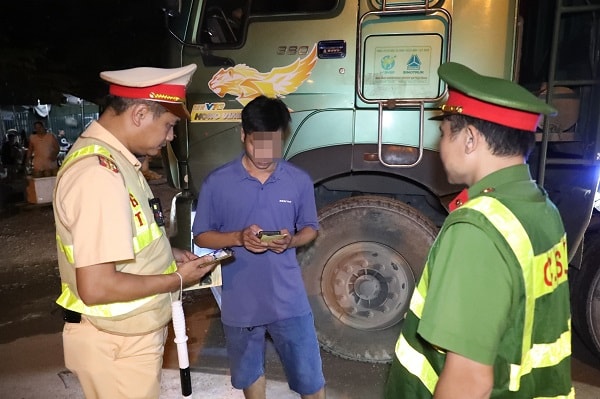 CSGT Hà Nội 'hóa trang' đón lõng xe quá tải trong đêm- Ảnh 4. CSGT Hà Nội 'hóa trang' đón lõng xe quá tải trong đêm- Ảnh 4.