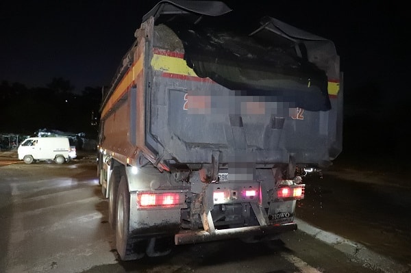 CSGT Hà Nội 'hóa trang' đón lõng xe quá tải trong đêm- Ảnh 5. CSGT Hà Nội 'hóa trang' đón lõng xe quá tải trong đêm- Ảnh 5.