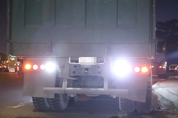 CSGT Hà Nội 'hóa trang' đón lõng xe quá tải trong đêm- Ảnh 6. CSGT Hà Nội 'hóa trang' đón lõng xe quá tải trong đêm- Ảnh 6.