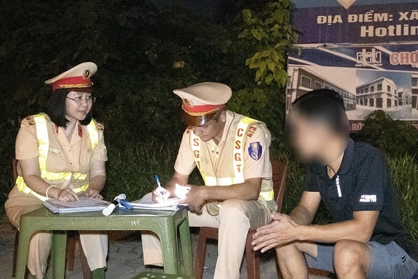 CSGT Hà Nội 'hóa trang' đón lõng xe quá tải trong đêm- Ảnh 7. CSGT Hà Nội 'hóa trang' đón lõng xe quá tải trong đêm- Ảnh 7.