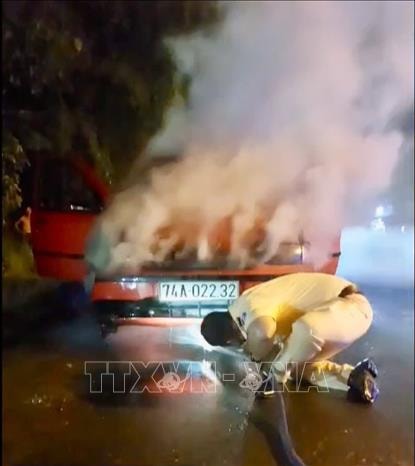 Giải cứu 2 người trên xe ô tô đang bốc cháy- Ảnh 1. Giải cứu 2 người trên xe ô tô đang bốc cháy- Ảnh 1.