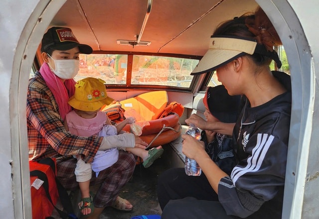 Công an kịp thời đưa 2 cháu bé sốt cao, co giật giữa vùng lũ cô lập đến bệnh viện- Ảnh 1.
