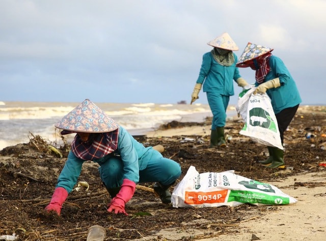 Bãi biển Nhật Lệ ngập rác sau mưa bão- Ảnh 3.