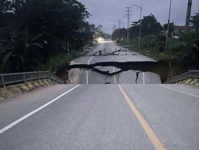 Kinh hoàng đường dẫn lên cầu Tát Luông, Tuyên Quang sụt hoàn toàn- Ảnh 1.