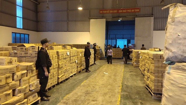 Đường dây sản xuất hàng triệu bình chữa cháy giả: Bắt 2 anh em lãnh đạo Công ty TNHH PCCC Tomoken - Ảnh 2.