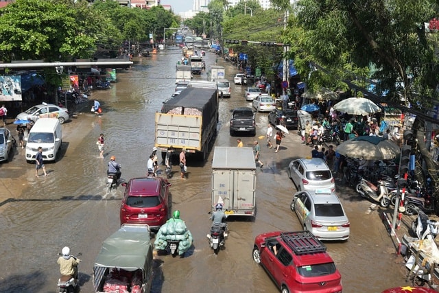 Hà Nội gấp rút giải quyết vấn đề thoát nước, chằng chống cây xanh ứng phó với bão số 11- Ảnh 2.