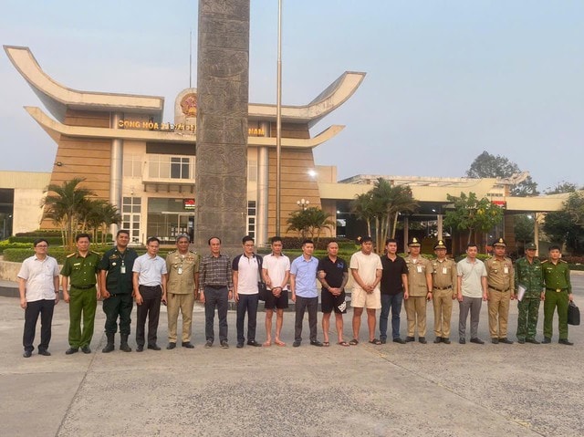 Hơn 2.000 nạn nhân sập bẫy đường dây lừa đảo xuyên quốc gia, 8 đối tượng bị khởi tố- Ảnh 1.