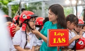 100% học sinh lớp 1 nhận miễn phí mũ bảo hiểm đạt chuẩn