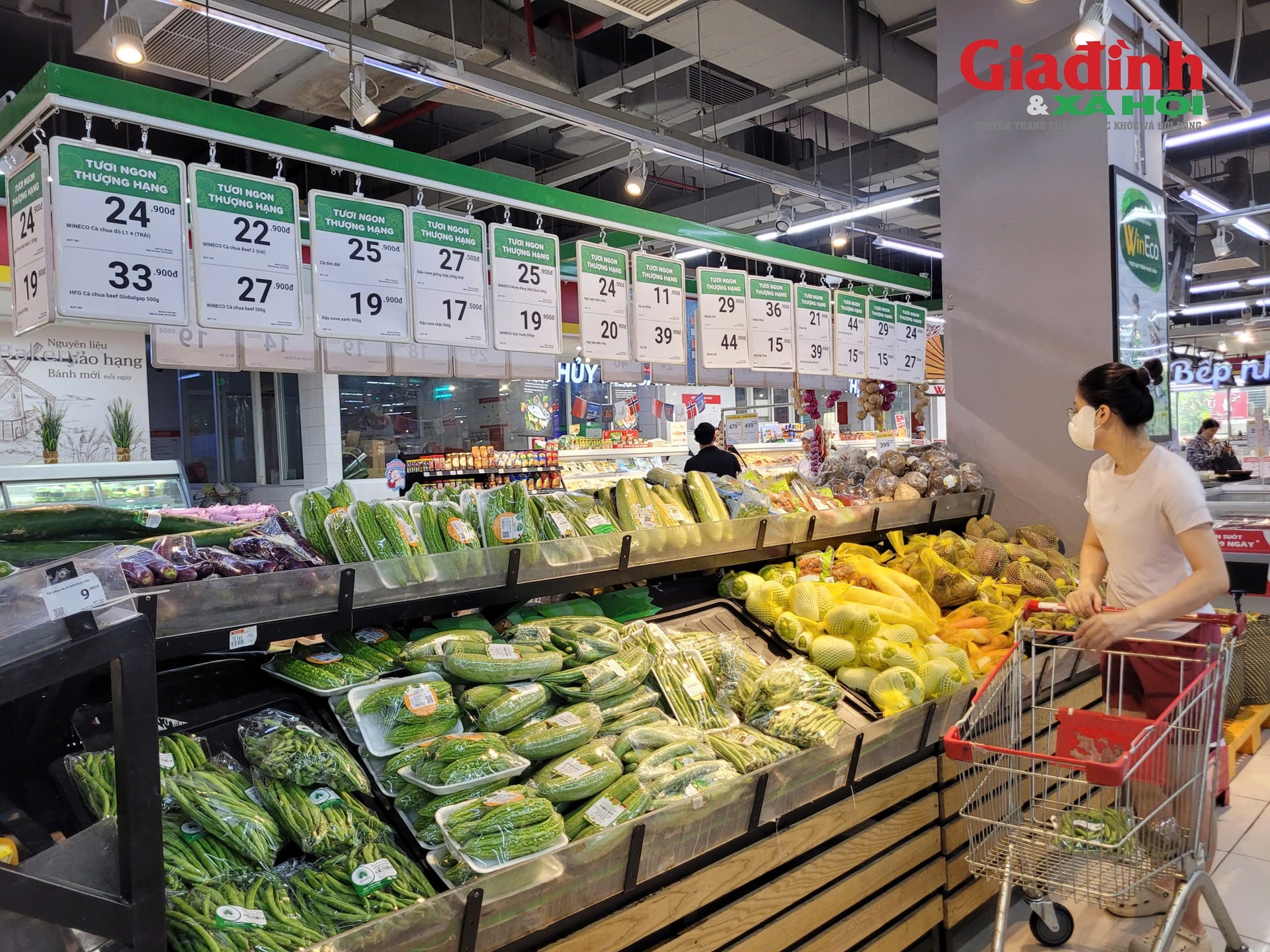 Trước bão số 11: Hàng hóa thiết yếu giảm sâu để kích cầu tiêu dùng và hỗ trợ người dân- Ảnh 2. Trước bão số 11: Hàng hóa thiết yếu giảm sâu để kích cầu tiêu dùng và hỗ trợ người dân- Ảnh 2.
