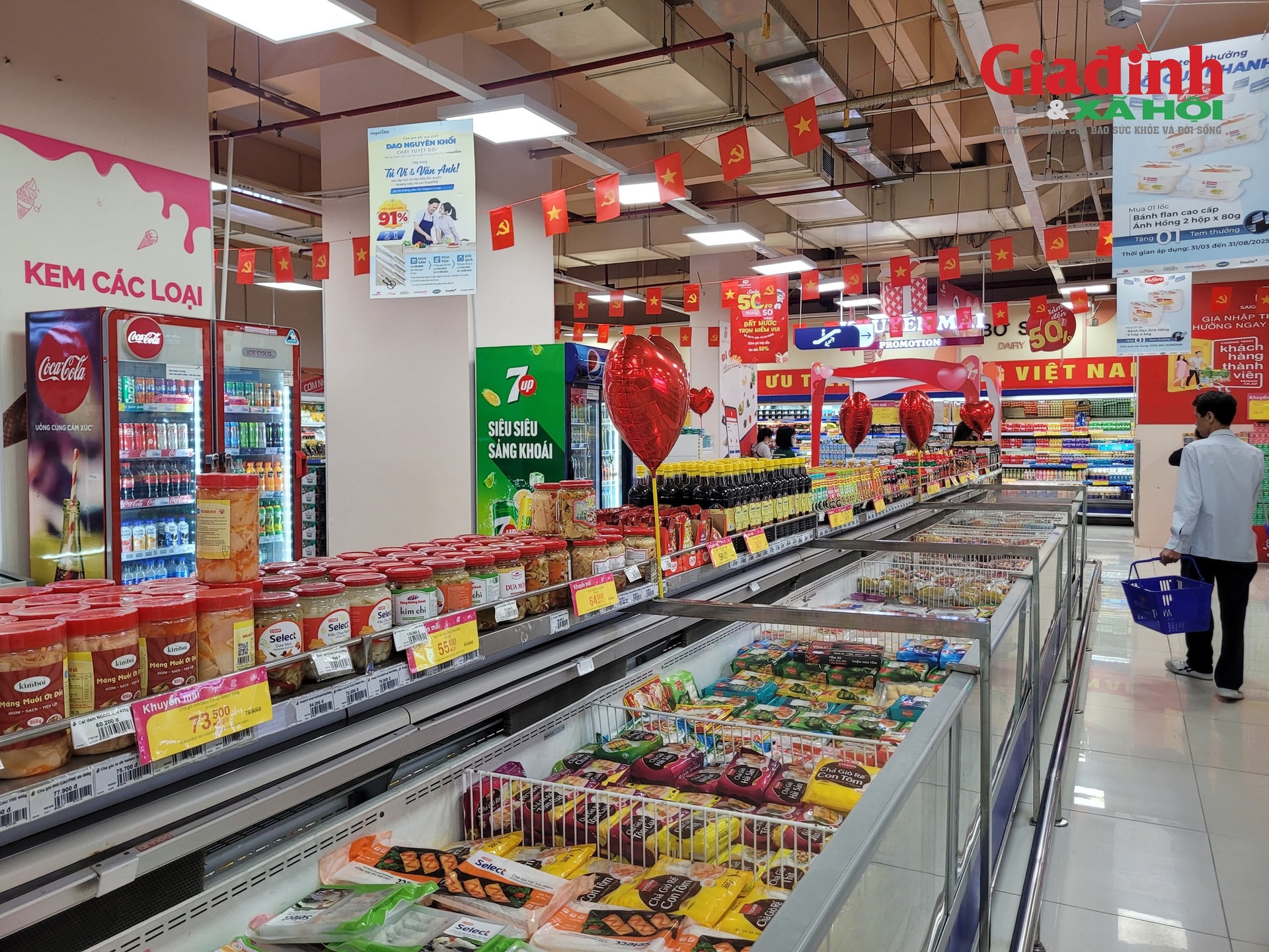 Trước bão số 11: Hàng hóa thiết yếu giảm sâu để kích cầu tiêu dùng và hỗ trợ người dân- Ảnh 1. Trước bão số 11: Hàng hóa thiết yếu giảm sâu để kích cầu tiêu dùng và hỗ trợ người dân- Ảnh 1.