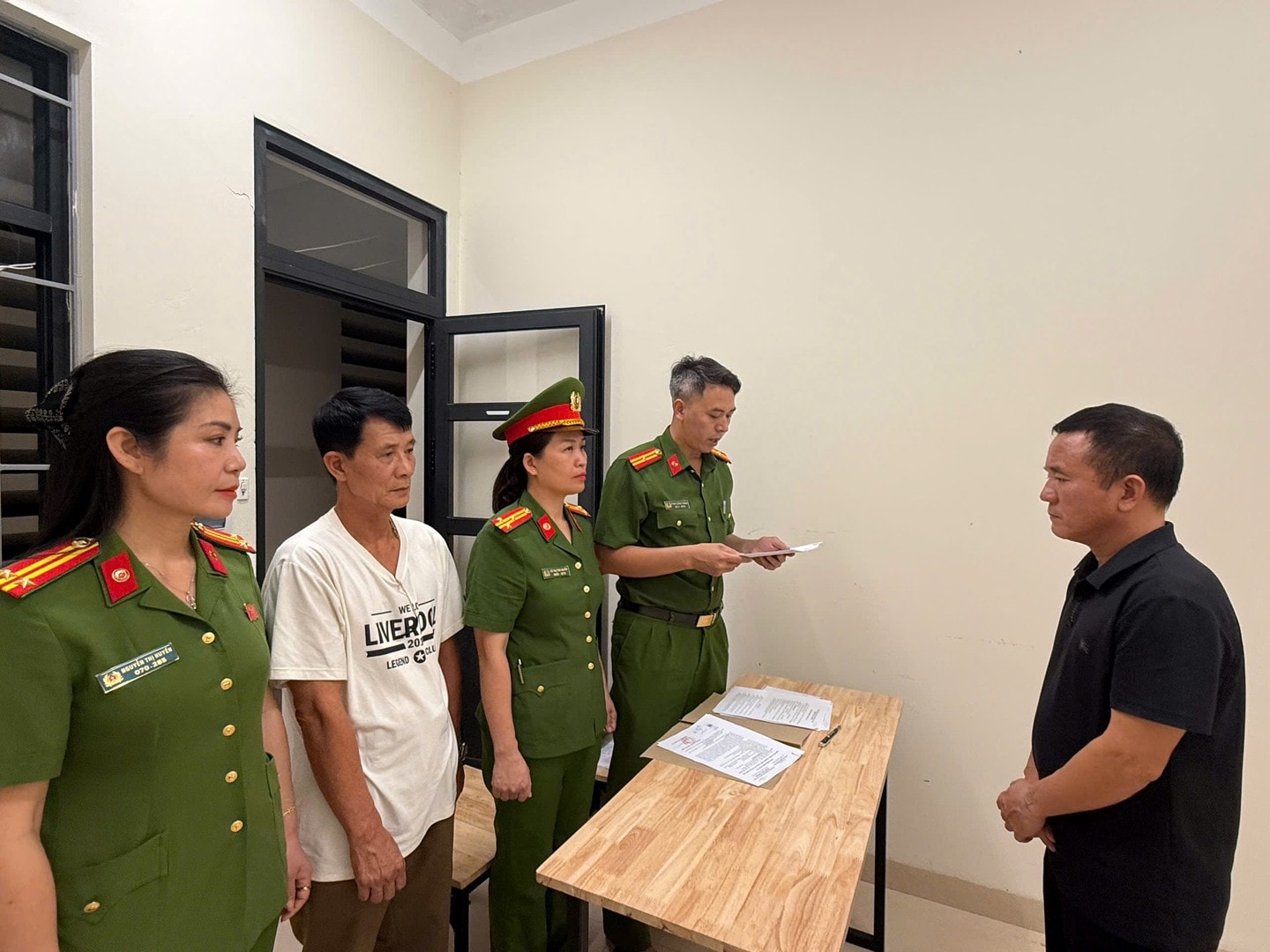 Chôn lấp hơn 2.000 tấn chất thải trái phép ra môi trường, giám đốc công ty cùng 4 đồng phạm bị bắt- Ảnh 3.