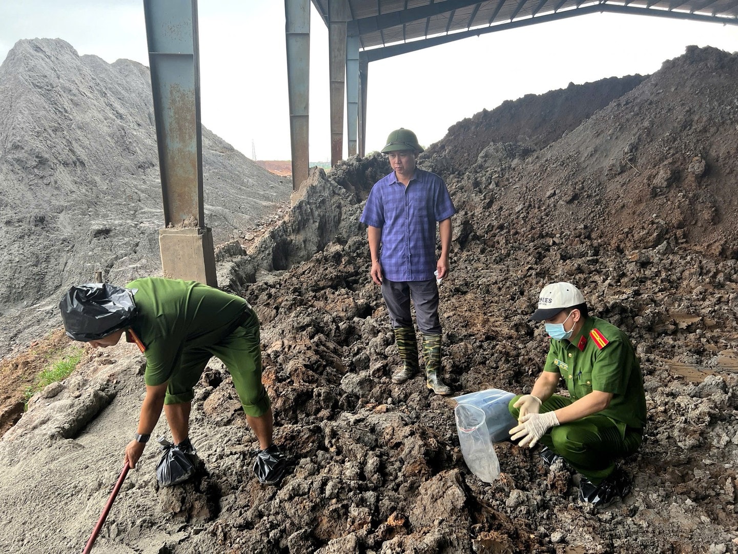 Chôn lấp hơn 2.000 tấn chất thải trái phép ra môi trường, giám đốc công ty cùng 4 đồng phạm bị bắt- Ảnh 1.