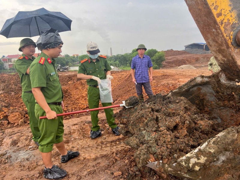 Chôn lấp hơn 2.000 tấn chất thải trái phép ra môi trường, giám đốc công ty cùng 4 đồng phạm bị bắt- Ảnh 2.
