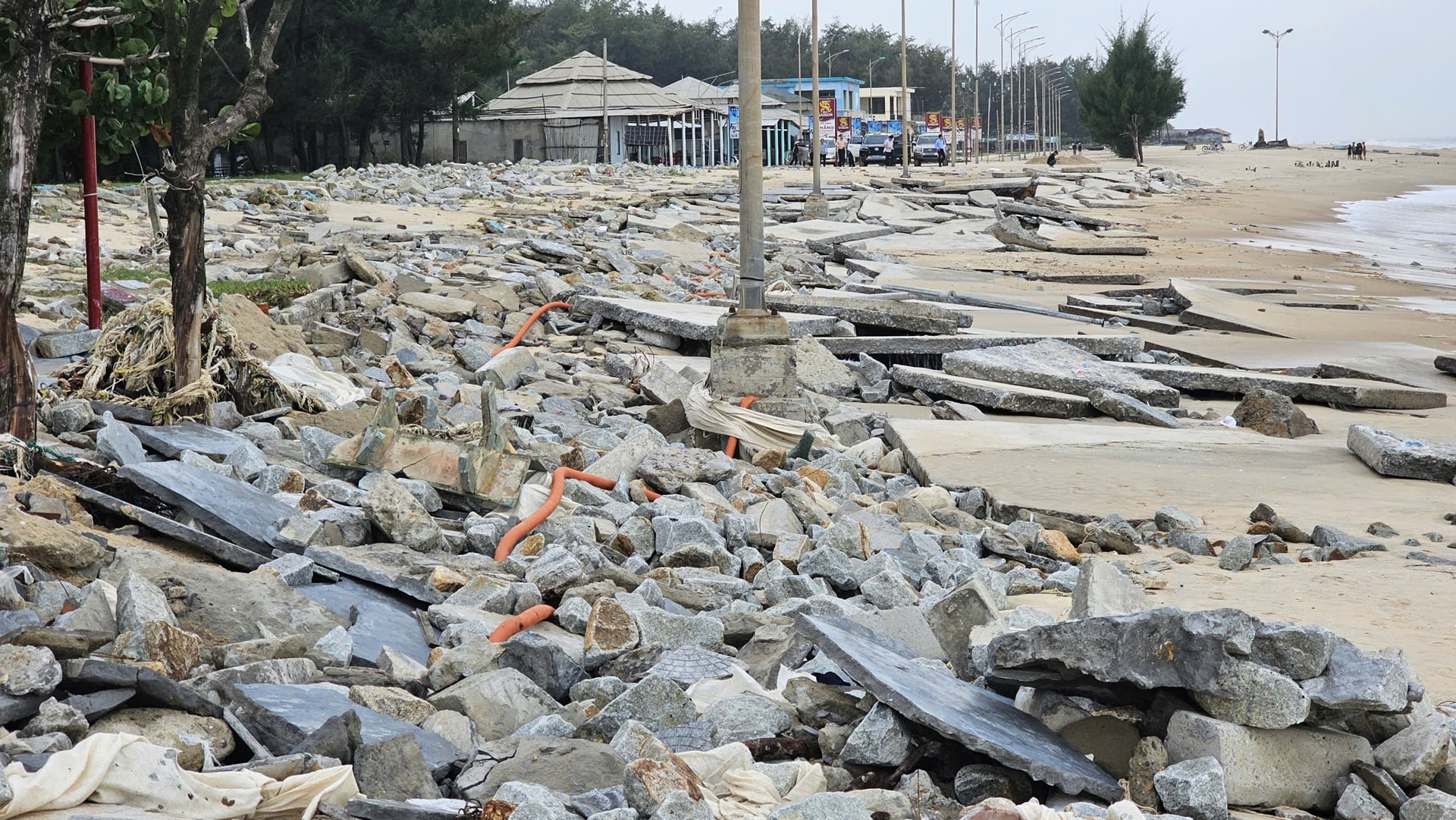 Khẩn cấp ứng phó sạt lở, ngăn nguy cơ mở cửa biển mới- Ảnh 1.