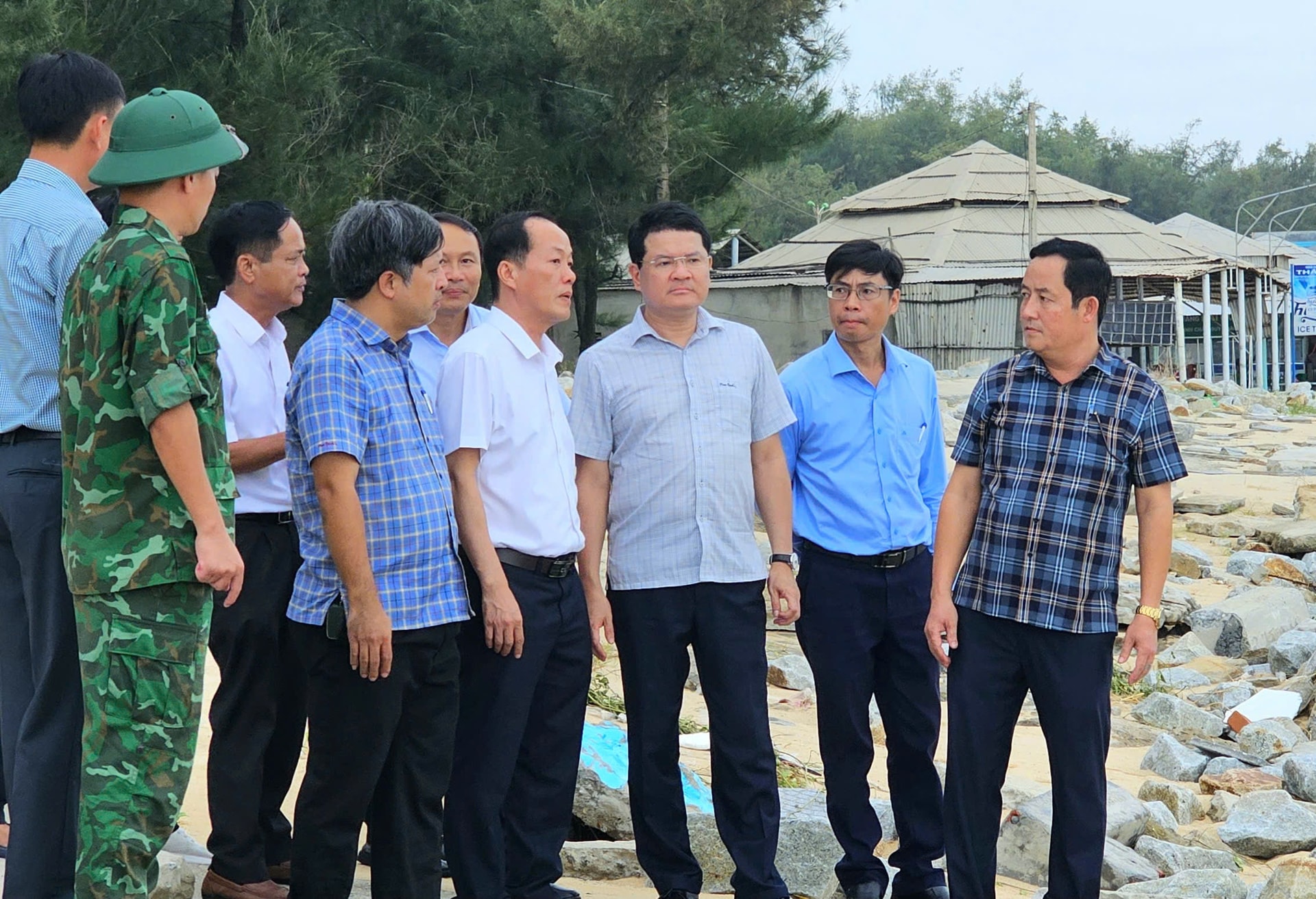 Khẩn cấp ứng phó sạt lở, ngăn nguy cơ mở cửa biển mới- Ảnh 2.