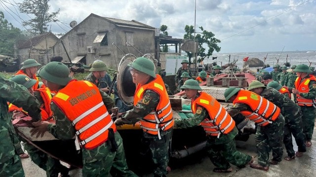 Quân đội sẵn sàng mọi biện pháp ứng phó với bão số 11- Ảnh 1.